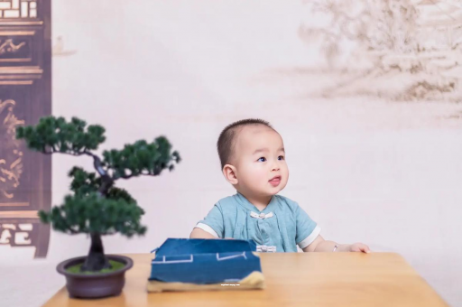 老河口怀孕肚子中间凹两边凸